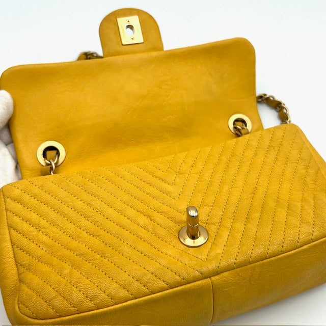 シャネル CHANEL Vステッチ シェブロン ラムスキン チェーンショルダーバッグ