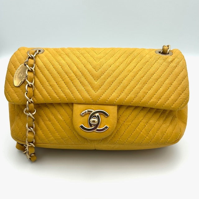 シャネル CHANEL Vステッチ シェブロン ラムスキン チェーンショルダーバッグ